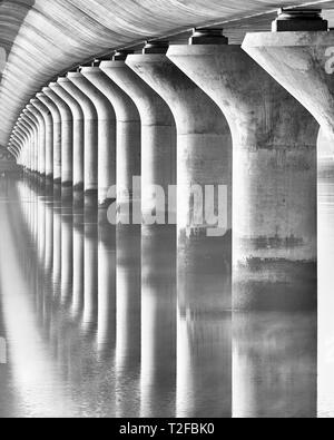 Clackmannanshire Bridge. Schwarz-Weiß-Bild von der Unterseite der Brücke. Schottland. Stockfoto