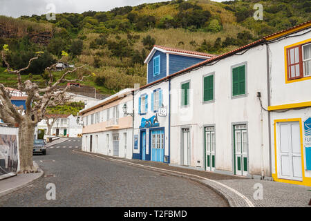 LAJES DO PICO, PORTUGAL - Mai 03, 2012: die typischen weißen Häuser mit hellen Fensterläden und Türen in verschiedenen Farben, Azoren Stockfoto