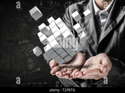 Zugeschnittenes Bild der Frau in Anzug Präsentieren mehrerer Würfel in der Hand als Symbol der Innovationen. Business Skizzen für den Hintergrund. 3D-Rendering. Stockfoto