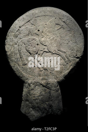 Grabkunst Stele mit einem Relief mit der Darstellung eines Reiters mit einem Schild (caetra) und einen Speer. Spät Keltiberischen Kultur. 1. Jahrhundert v. Chr.-1 st Century AD. Kalkstein. Aus Clunia (Coruña del Conde/Peñalba de Castro, Provinz Burgos, Kastilien und Leon, Spanien). Nationalen Archäologischen Museum. Madrid. Spanien. Stockfoto