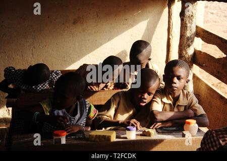 Schule Kinder, Tchewelevogo Dorf, Côte d'Ivoire (Elfenbeinküste) Stockfoto