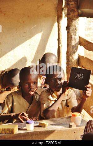 Schule Kinder, Tchewelevogo Dorf, Côte d'Ivoire (Elfenbeinküste) Stockfoto