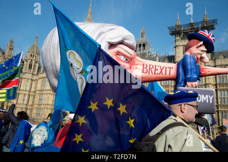 April 2019 Häuser des Parlaments. Protest gegen Brexit. Bildnis von Theresa May aus Düsseldorf Karneval Stockfoto