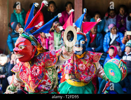 Männliche und weibliche Ghings mit Zimbeln und Trommeln die Ghing-Pa maskierter Tanz an Mani Rimdu Festival, Tengboche Kloster, Nepal Stockfoto