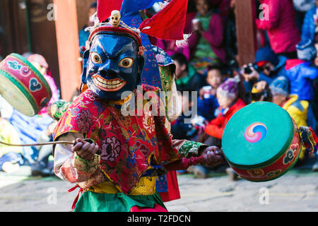 Weibliche Ghing mit Schlagzeug Durchführung der Ghing-Pa maskierter Tanz an Mani Rimdu Festival, Tengboche Kloster, Nepal Stockfoto
