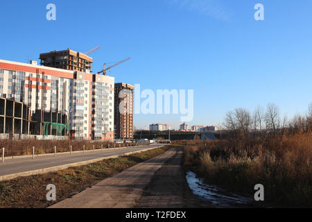 Bau von modernen Apartment Gebäude in Nowosibirsk im Herbst Stockfoto