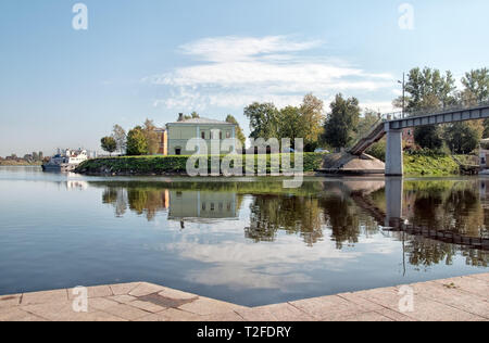 UST-IZHORA, St.-Petersburg, Russland - 19. SEPTEMBER 2018: Ansicht das Museum von Alexander Newski und Izhora Land von dem Ort, an dem die Flüsse verbinden Stockfoto