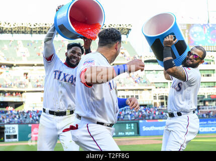 Mar 31, 2019: Texas Rangers shortstop Elvis Andrus #1 (links) und Texas Rangers zweiter Basisspieler Rougned Geruch #12 (rechts) werfen Sport Drinks auf Texas Förster dritter Basisspieler Asdrubal Cabrera #14 für das Schlagen eines 2 run Home Run nach einem MLB Spiel zwischen den Chicago Cubs und der Texas Rangers bei Globe Life Park in Arlington, TX Texas besiegt Chicago 11-10 Albert Pena/CSM. Stockfoto