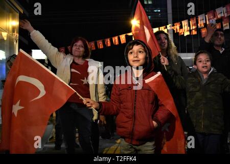 Ankara, Türkei. 31 Mär, 2019. Anhänger der oppositionellen Republikanischen Volkspartei (CHP) sammeln sie die vorläufigen Ergebnisse der Kommunalwahlen zu feiern. Credit: Altan Gochre/ZUMA Draht/Alamy leben Nachrichten Stockfoto