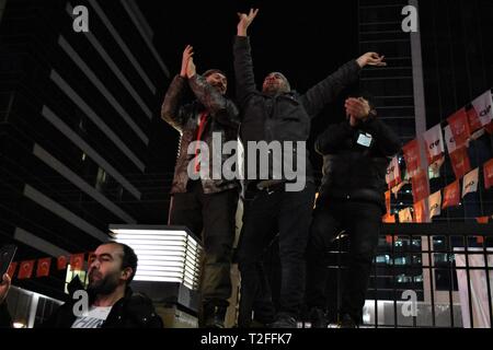 Ankara, Türkei. 31 Mär, 2019. Anhänger der oppositionellen Republikanischen Volkspartei (CHP) sammeln sie die vorläufigen Ergebnisse der Kommunalwahlen zu feiern. Credit: Altan Gochre/ZUMA Draht/Alamy leben Nachrichten Stockfoto