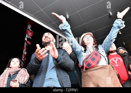 Ankara, Türkei. 31 Mär, 2019. Anhänger der oppositionellen Republikanischen Volkspartei (CHP) sammeln sie die vorläufigen Ergebnisse der Kommunalwahlen zu feiern. Credit: Altan Gochre/ZUMA Draht/Alamy leben Nachrichten Stockfoto