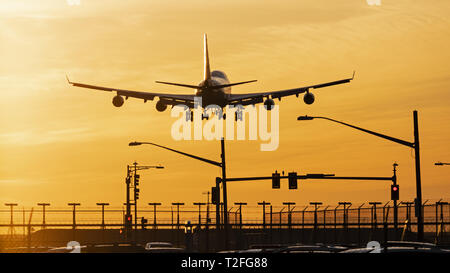 Richmond, British Columbia, Kanada. 1 Apr, 2019. Einen British Airways Boeing 747-400 (G-CIVN) breit - Körper jetliner landet bei Sonnenuntergang, Vancouver International Airport. Credit: bayne Stanley/ZUMA Draht/Alamy leben Nachrichten Stockfoto