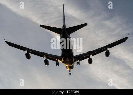 Richmond, British Columbia, Kanada. 1 Apr, 2019. Einen British Airways Boeing 747-400 (G-CIVN) breit - Körper jetliner auf kurze letzte Ansatz für die Landung. Credit: bayne Stanley/ZUMA Draht/Alamy leben Nachrichten Stockfoto