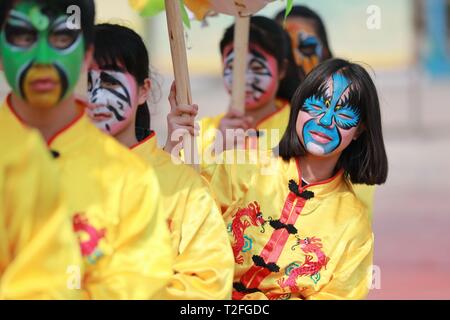 (190402) - JINPING, April 2, 2019 (Xinhua) - die Teilnehmer führen Longli Dragon's Tanz an Longli Mittel- und Grundschule in Jinping County, im Südwesten Chinas Provinz Guizhou am 20. März 2019. Eingestuft als immateriellen Kulturerbes der Provinz Guizhou in 2005, Dragon dance Longli's hat eine Geschichte von mehr als 600 Jahren. Es ist von schönen bemalten die Tänzer' Gesicht aus. Seit 2008 Longli Dragon's Tanz hat in Longli Mitte und Schule, deren Schüler zwei Stunden pro Woche mit Dragon Dance Masters genießen Kostüm zu lernen, Tanz Fähigkeiten und Gesicht pai eingeführt worden Stockfoto