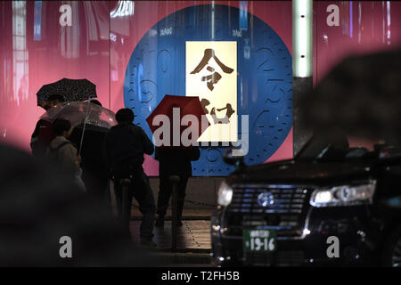 Tokio, Japan. 1 Apr, 2019. Reiwa wird der Name für die nächste Ära der Japan. Die Periode wird voraussichtlich am 1. Mai 2019 zu starten. Auf dem Foto die Kanji Zeichen für reiwa als Menschen vergeht im Bezirk Ginza in Tokio Japan gesehen werden können. April 1, 2019. Foto: Ramiro Agustin Vargas Tabares Credit: Ramiro Agustin Vargas Tabares/ZUMA Draht/Alamy leben Nachrichten Stockfoto