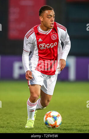 AMSTERDAM, 01-04-2019, Sportpark De Toekomst, Keuken Kampioen Divisie, Jong Ajax - Cambuur, Saison 2018 / 2019, Jong Ajax-player Sergino Dest während des Spiels Jong Ajax - cambuur Stockfoto