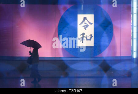 Tokio, Japan. 1 Apr, 2019. Reiwa wird der Name für die nächste Ära der Japan. Die Periode wird voraussichtlich am 1. Mai 2019 zu starten. Auf dem Foto die Kanji Zeichen für reiwa als Menschen vergeht im Bezirk Ginza in Tokio Japan gesehen werden können. April 1, 2019. Foto: Ramiro Agustin Vargas Tabares Credit: Ramiro Agustin Vargas Tabares/ZUMA Draht/Alamy leben Nachrichten Stockfoto