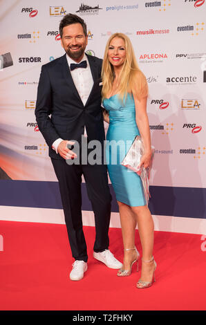 01. April 2019, Hessen, Frankfurt/Main: Ingo Nommsen, Moderator, und Sonya Kraus, TV-Moderatorin, stand auf dem roten Teppich. Die deutschen Live Entertainment Award (LEA) ehrt Konzert und Show Veranstalter, Manager, Agenten und Aufsteller aus dem deutschsprachigen Raum. Foto: Andreas Arnold/dpa Stockfoto