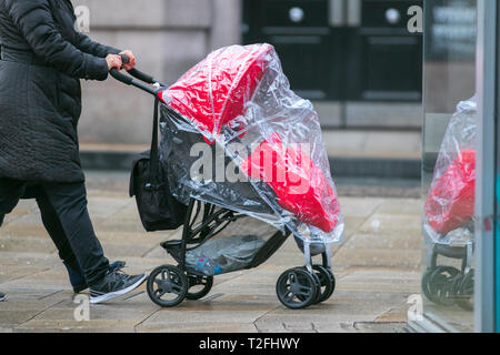 Preston, Lancashire. 2. April 2019. UK Wetter. Regnerischen, kalten, stürmischen Start in den Tag in der Innenstadt. Regen, Hagel und winterliche Duschen im Nordwesten ein viel kälter Frühling mit weitverbreiteten Duschen, einige schwer. Kredit. MWI/AlamyLiveNews Stockfoto