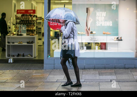 Preston, Lancashire. 2. April 2019. UK Wetter. Regnerischen, kalten, stürmischen Start in den Tag in der Innenstadt. Regen, Hagel und winterliche Duschen im Nordwesten ein viel kälter Frühling mit weitverbreiteten Duschen, einige schwer. Kredit. MWI/AlamyLiveNews Stockfoto