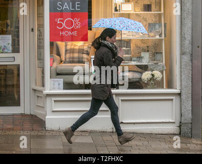 Preston, Lancashire. 2. April 2019. UK Wetter. Regnerischen, kalten, stürmischen Start in den Tag in der Innenstadt. Regen, Hagel und winterliche Duschen im Nordwesten ein viel kälter Frühling mit weitverbreiteten Duschen, einige schwer. Kredit. MWI/AlamyLiveNews Stockfoto