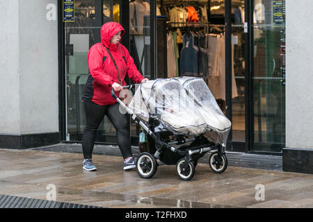 Preston, Lancashire. 2. April 2019. UK Wetter. Regnerischen, kalten, stürmischen Start in den Tag in der Innenstadt. Regen, Hagel und winterliche Duschen im Nordwesten ein viel kälter Frühling mit weitverbreiteten Duschen, einige schwer. Kredit. MWI/AlamyLiveNews Stockfoto