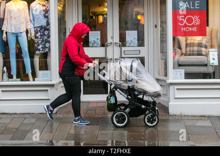 Preston, Lancashire. 2. April 2019. UK Wetter. Regnerischen, kalten, stürmischen Start in den Tag in der Innenstadt. Regen, Hagel und winterliche Duschen im Nordwesten ein viel kälter Frühling mit weitverbreiteten Duschen, einige schwer. Kredit. MWI/AlamyLiveNews Stockfoto