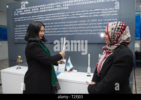 (190402) - Peking, April 2, 2019 (Xinhua) - Nada Laabidi (L), einem Erzähler am China-Arab Staaten BDS/GNSS-Center, stellt Chinas Trägerrakete senden Satelliten der BeiDou Navigation Satellite System (BDS), in Tunis, der Hauptstadt von Tunesien, 1. April 2019. (Xinhua / Meng Tao) Stockfoto