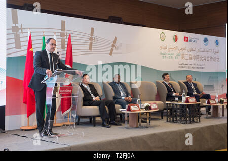 (190402) - Peking, April 2, 2019 (Xinhua) - Schlanke Khalbous (1 l), der tunesische Minister für Hochschulbildung und wissenschaftliche Forschung, spricht an der zweiten China-Arab Staaten BeiDou Navigation Satellite System (BDS) Forum für Zusammenarbeit in Tunis, der Hauptstadt von Tunesien, 1. April 2019. (Xinhua / Meng Tao) Stockfoto