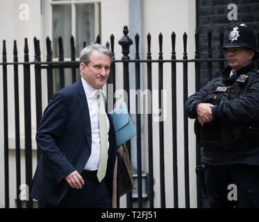 London, UK, 2. April 2019, der Staatssekretär für Bildung der Rt Hon Damian Hinds MP kommt für eine Krise Brexit Kabinettssitzung in Downing Street nach unterteilt Commons nicht einen Weg wieder zu finden. Sie Treffen für 5 Stunden, die länger ist als die üblichen 2 zu diskutieren versucht, Theresa's können EU-Entzug Abkommen zu retten Nach dem gestrigen MP abgelehnt vier Variationen eines "weichen Brexit" Credit: Keith Larby/Alamy leben Nachrichten Stockfoto