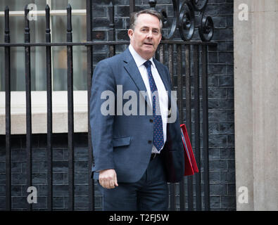 London, UK, 2. April 2019, Staatssekretär für internationalen Handel und der Präsident des Board of Trade die Rt Hon Liam Fox MP kommt für eine Krise Brexit Kabinettssitzung in Downing Street nach unterteilt Commons nicht einen Weg wieder zu finden. Sie Treffen für 5 Stunden, die länger ist als die üblichen 2 zu diskutieren versucht, Theresa's können EU-Entzug Abkommen zu retten Nach dem gestrigen MP abgelehnt vier Variationen eines "weichen Brexit" Credit: Keith Larby/Alamy leben Nachrichten Stockfoto