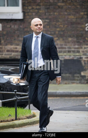 London, UK, 2. April 2019, Staatssekretär für die Home Abteilung der Rt Hon Sajid Javid MP kommt für eine Krise Brexit Kabinettssitzung in Downing Street nach unterteilt Commons nicht einen Weg wieder zu finden. Sie Treffen für 5 Stunden, die länger ist als die üblichen 2 zu diskutieren versucht, Theresa's können EU-Entzug Abkommen zu retten Nach dem gestrigen MP abgelehnt vier Variationen eines "weichen Brexit" Credit: Keith Larby/Alamy leben Nachrichten Stockfoto