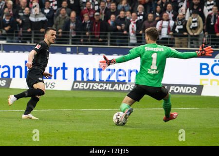 Frankfurt, Deutschland. 31 Mär, 2019. Filip KOSTIC (links, F) schießt gegen goalie Ron-Robert ZIELER (S) das Ziel auf 2:0 für Eintracht Frankfurt, Aktion, Fußball 1. Fussballbundesliga, 27. Spieltag, Eintracht Frankfurt (F) - VfB Stuttgart (S) 3:0 am 31.03.2019 in Frankfurt/Deutschland. € | Nutzung der weltweiten Kredit: dpa/Alamy leben Nachrichten Stockfoto