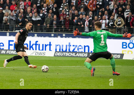Frankfurt, Deutschland. 31 Mär, 2019. Filip KOSTIC (links, F) schießt gegen goalie Ron-Robert ZIELER (S) das Ziel auf 2:0 für Eintracht Frankfurt, Aktion, Fußball 1. Fussballbundesliga, 27. Spieltag, Eintracht Frankfurt (F) - VfB Stuttgart (S) 3:0 am 31.03.2019 in Frankfurt/Deutschland. € | Nutzung der weltweiten Kredit: dpa/Alamy leben Nachrichten Stockfoto