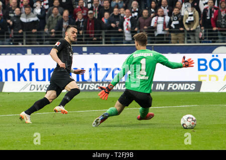 Frankfurt, Deutschland. 31 Mär, 2019. Filip KOSTIC (links, F) schießt gegen goalie Ron-Robert ZIELER (S) das Ziel auf 2:0 für Eintracht Frankfurt, Aktion, Fußball 1. Fussballbundesliga, 27. Spieltag, Eintracht Frankfurt (F) - VfB Stuttgart (S) 3:0 am 31.03.2019 in Frankfurt/Deutschland. € | Nutzung der weltweiten Kredit: dpa/Alamy leben Nachrichten Stockfoto
