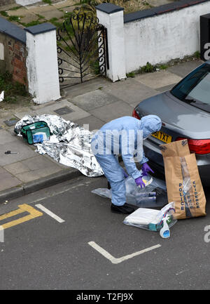 Edmonton, London, UK. 2 Apr, 2019. Tatort Offiziere zu einem Stechen in Edmonton, nördlich von London. Quelle: Matthew Chattle/Alamy leben Nachrichten Stockfoto