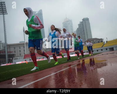 Wuhan, Hubei Provinz Chinas. 2 Apr, 2019. Spieler aus Russland besuchen Sie ein Training vor der 2019 Wuhan internationale Fußball-Europameisterschaft der Frauen Match gegen China in Wuhan, Zentralchina Provinz Hubei, 2. April 2019. Credit: Xiao Yijiu/Xinhua/Alamy leben Nachrichten Stockfoto