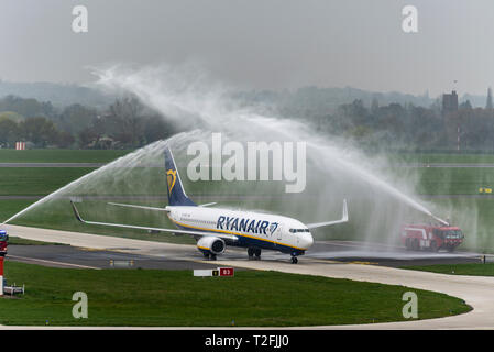 Ryanair hat ihre erste von London Luton Airport mit dem ersten geplanten Passenger service Anreise (aus Dublin) durch einen Bogen Gruß von der Feuerwehr begrüßt gestartet Stockfoto