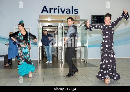 Ryanair hat ihre erste von London Luton Flughafen mit Spanische Tänzerinnen Gruß die erste Ankunft Passagiere im Terminal gestartet Stockfoto