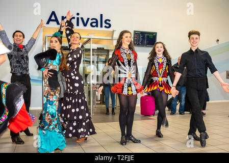 Ryanair hat ihre erste von London Luton Flughafen mit irischen, spanischen und Slowakische Tänzer Gruß die erste Ankunft Passagiere im Terminal gestartet Stockfoto