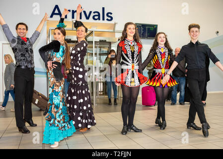 Ryanair hat ihre erste von London Luton Flughafen mit irischen, spanischen und Slowakische Tänzer Gruß die erste Ankunft Passagiere im Terminal gestartet. Stockfoto