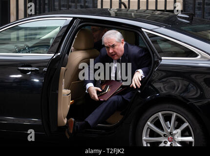 London, Großbritannien. 02 Apr, 2019. Geoffrey Cox, Attorney General, kommt für die Sitzung. Credit: Tommy London/Alamy leben Nachrichten Stockfoto