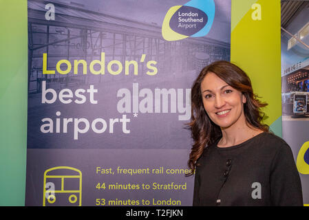 Ryanair hat ihre erste von London Luton Flughafen. Ryanair Leiter Vertrieb und Marketing Chiara Ravara wurde gestartet Stockfoto