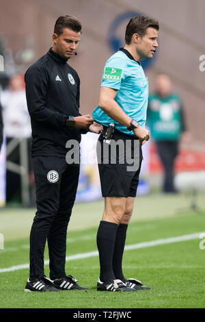Schiedsrichter assistent Daniel SCHLAGER (l) muss die Schiedsrichter die Technik. Felix BRYCH neue Befestigung, vollständige Abbildung, Hochformat, Fußball 1. Fussballbundesliga, 27. Spieltag, Eintracht Frankfurt (F) - VfB Stuttgart (S) 3:0 am 31.03.2019 in Frankfurt/Deutschland. € | Nutzung weltweit Stockfoto