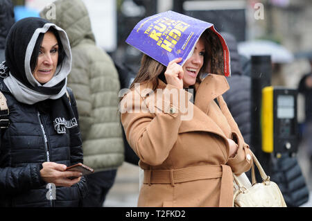 London, Großbritannien. 2 Apr, 2019. UK Wetter: regnerisch Dienstag in der ersten Woche im April auf dem Trafalgar Square. Credit: JOHNNY ARMSTEAD/Alamy leben Nachrichten Stockfoto