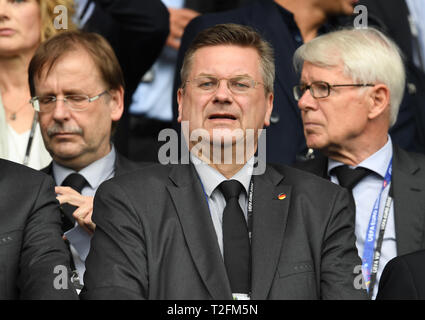 Eingereicht. - 21. Juni 2016, Frankreich (France), Paris: Der Vizepräsident des Deutschen Fußball-Bundes (DFB), Rainer Koch (L-R), der Präsident des Vereins, Reinhard Grindel, und der Präsident der Deutschen Fußball Liga (DFL), Reinhard Rauball, stehen in den Ständen vor dem Spiel zwischen Nordirland und Deutschland bei der Fußball-Europameisterschaft im prinzenpark. DFB-Präsident Reinhard Grindel hat nach einer Reihe von fehltritten zurückgetreten. Der Verein Leader bestätigt seinen sofortigen Rückzug am Dienstag nach unter Druck in den letzten Tagen von Enthüllungen über qu Stockfoto