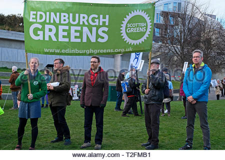 Edinburgh, Schottland, Großbritannien. 2. April 2019. Klimawandel Rallye außerhalb des Schottischen Parlaments fordern, dass MSPs das Problem ernst nehmen und verpflichten sich zum Klimaschutz zu dringend. Heute Mitglieder des schottischen Parlaments (MSPs) wird in Schottland neue Klimawandel Gesetz zum ersten Mal debattiert werden. Quelle: Craig Brown/Alamy leben Nachrichten Stockfoto