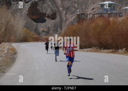 (190402) - BAMYAN, April 2, 2019 (Xinhua) - die lokale Bevölkerung Teil einer laufenden Veranstaltung während eines lokalen Games Festival in Shibar Bezirk der Provinz Bamyan, Afghanistan, am 31. März 2019. (Xinhua / Noor Azizi) Stockfoto