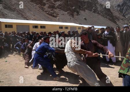 (190402) - BAMYAN, April 2, 2019 (Xinhua) - die lokale Bevölkerung nehmen an einem Tauziehen Spiel während einer lokalen Games Festival in Shibar Bezirk der Provinz Bamyan, Afghanistan, am 31. März 2019. (Xinhua / Noor Azizi) Stockfoto