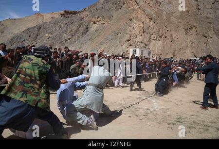 (190402) - BAMYAN, April 2, 2019 (Xinhua) - die lokale Bevölkerung nehmen an einem Tauziehen Spiel während einer lokalen Games Festival in Shibar Bezirk der Provinz Bamyan, Afghanistan, am 31. März 2019. (Xinhua / Noor Azizi) Stockfoto